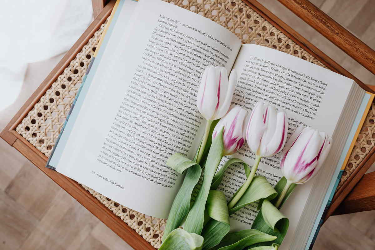 książka-na-stole-i-tulipany