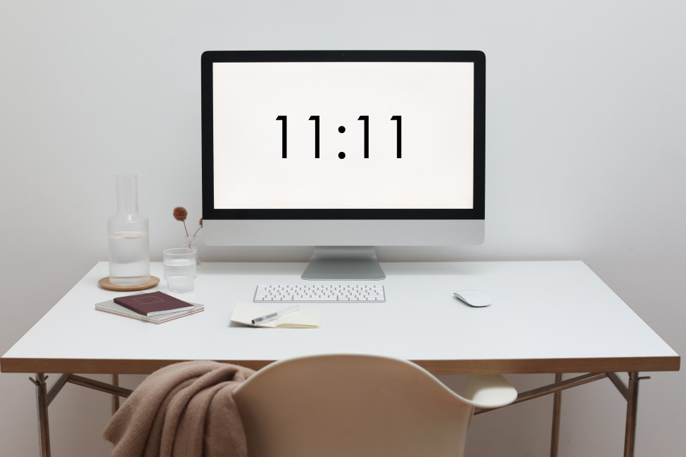 biurko-i-monitor-wyświetlający-godzinę-11-11