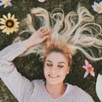 blondynka-lezaca-na-trawie-wsrod-kwiatow